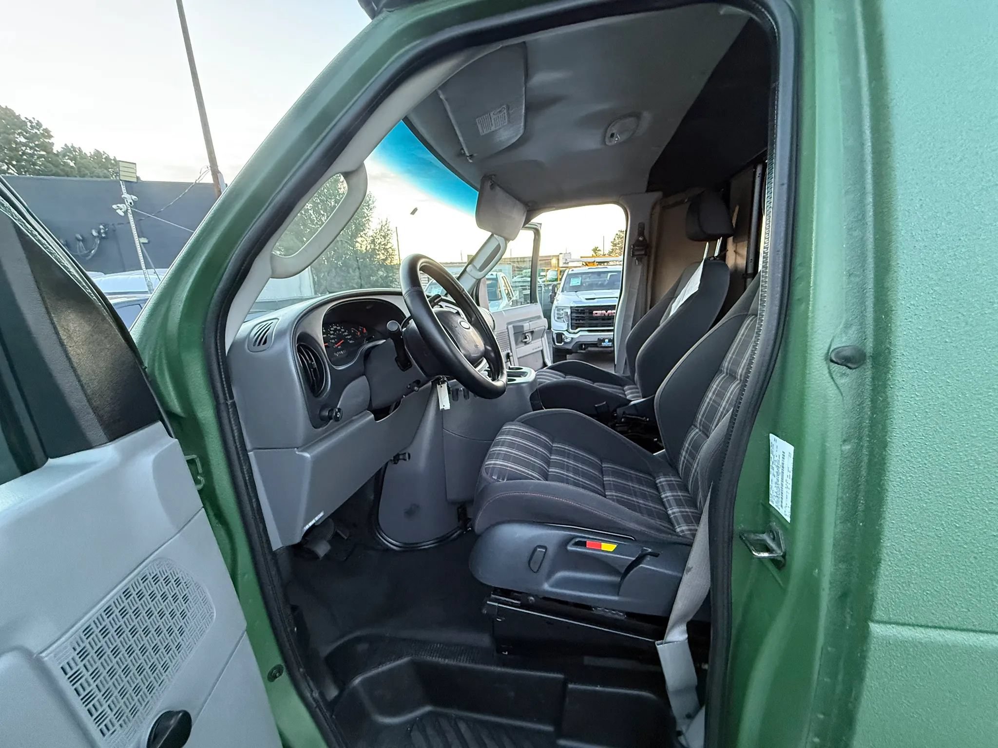 Used 2006 Ford E-250 and Econoline 250 RWD image 30