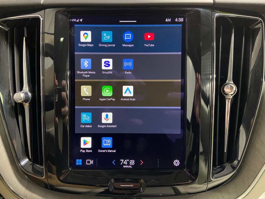 Used 2023 Volvo XC60 B5 Plus image 15