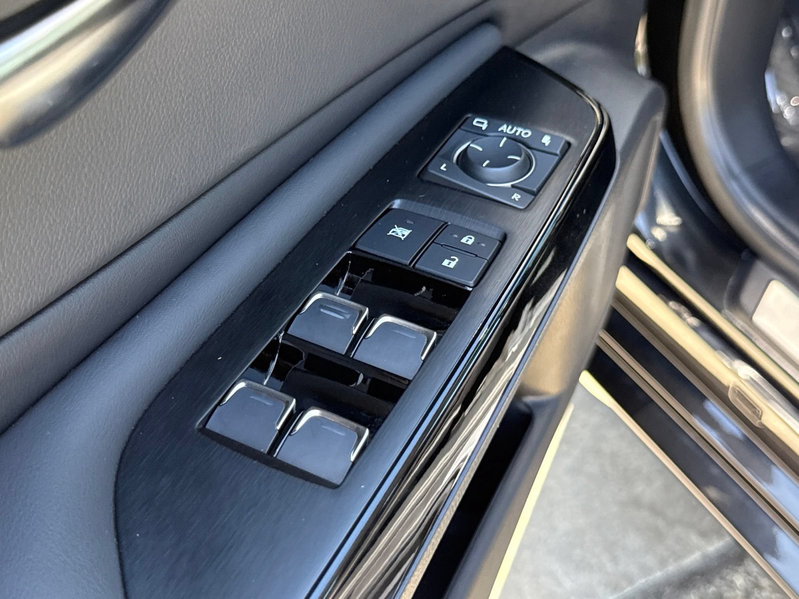 Used 2023 Lexus ES 300h w/ Accessory Package (Z1) FWD image 23