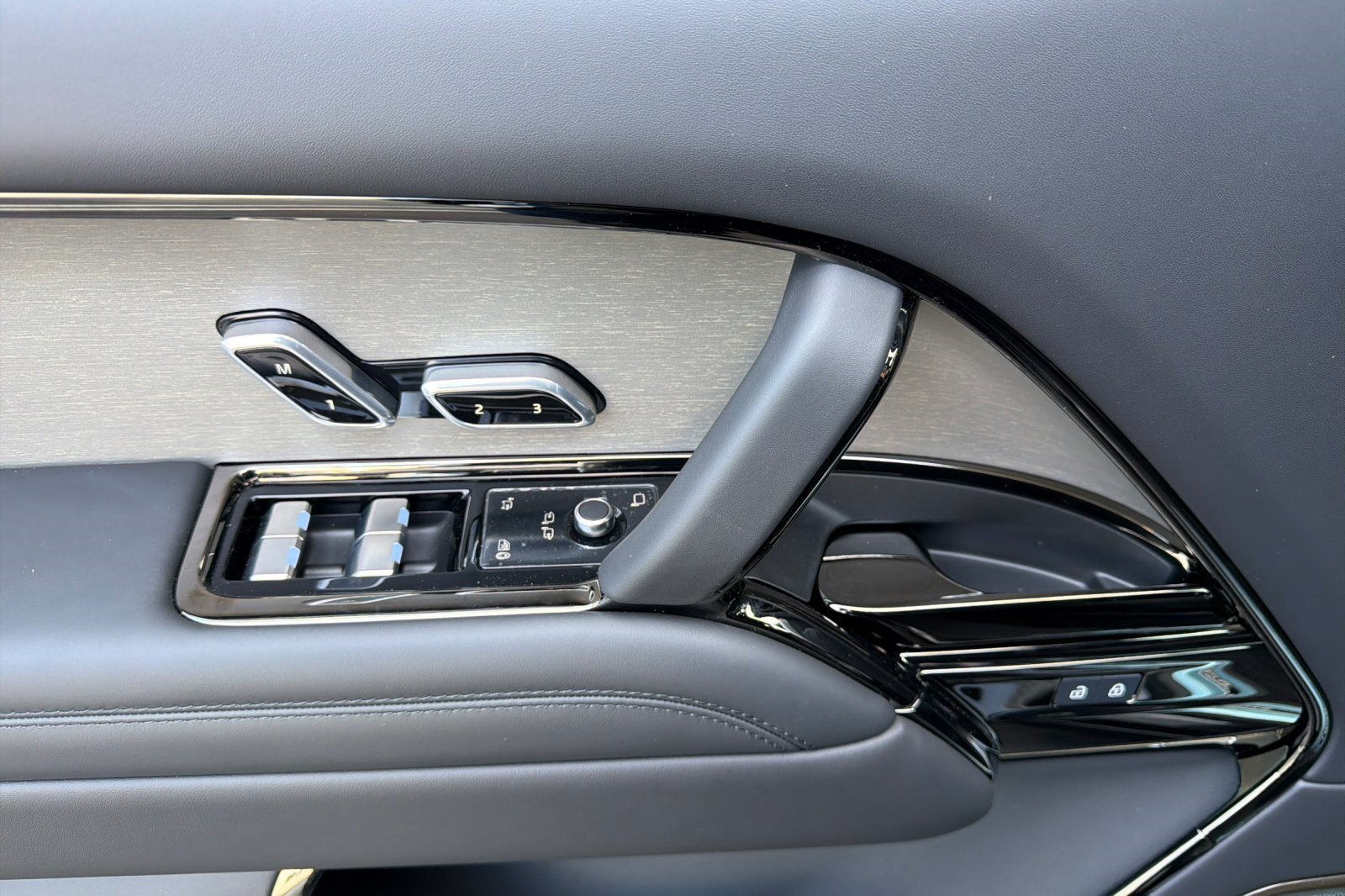 New 2026 Land Rover Range Rover SV AWD/4WD image 14