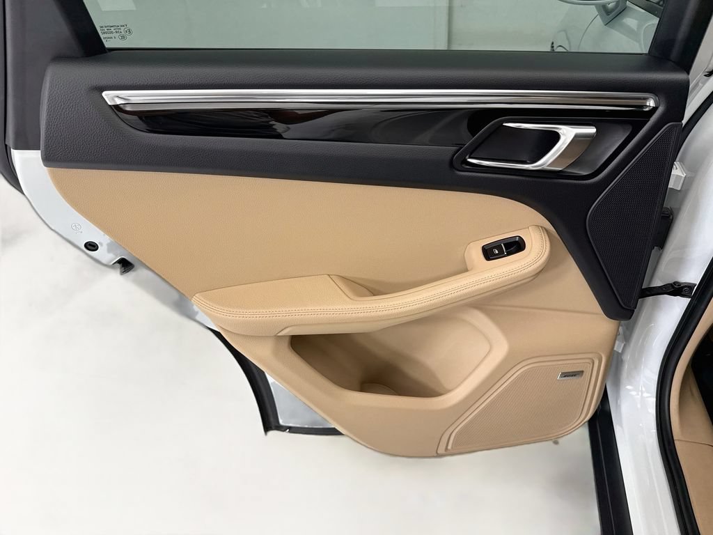 Certified 2025 Porsche Macan AWD/4WD image 26