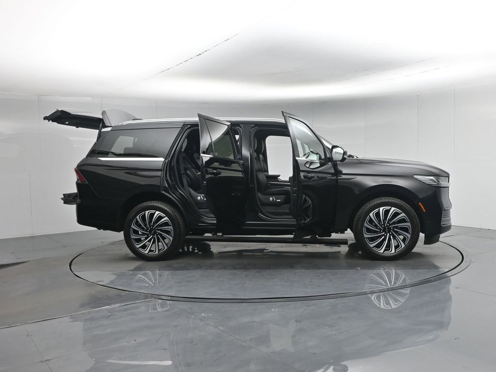 Used 2025 Lincoln Navigator Black Label image 3
