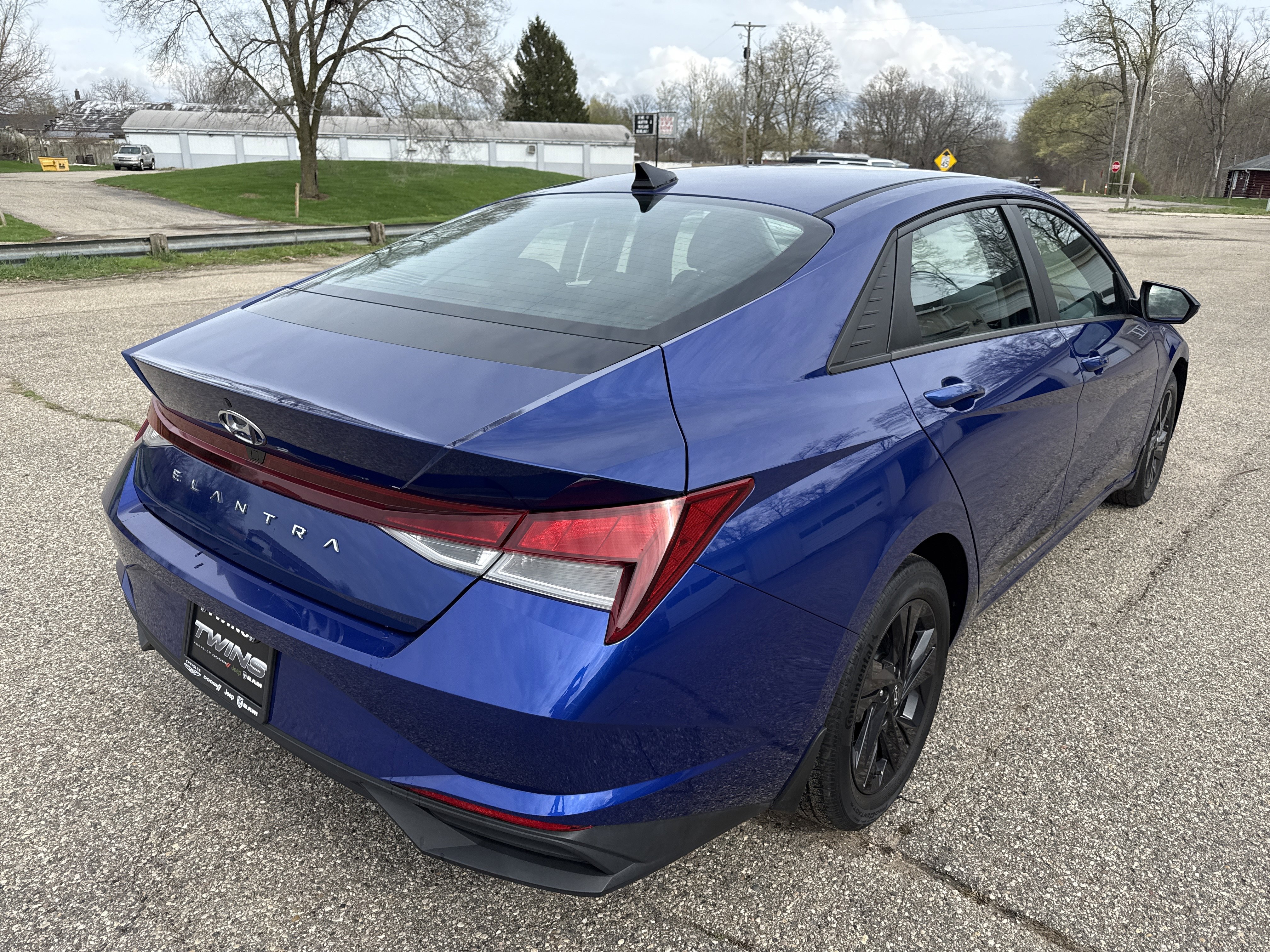 Used 2022 Hyundai Elantra SEL w/ Convenience Package FWD image 3