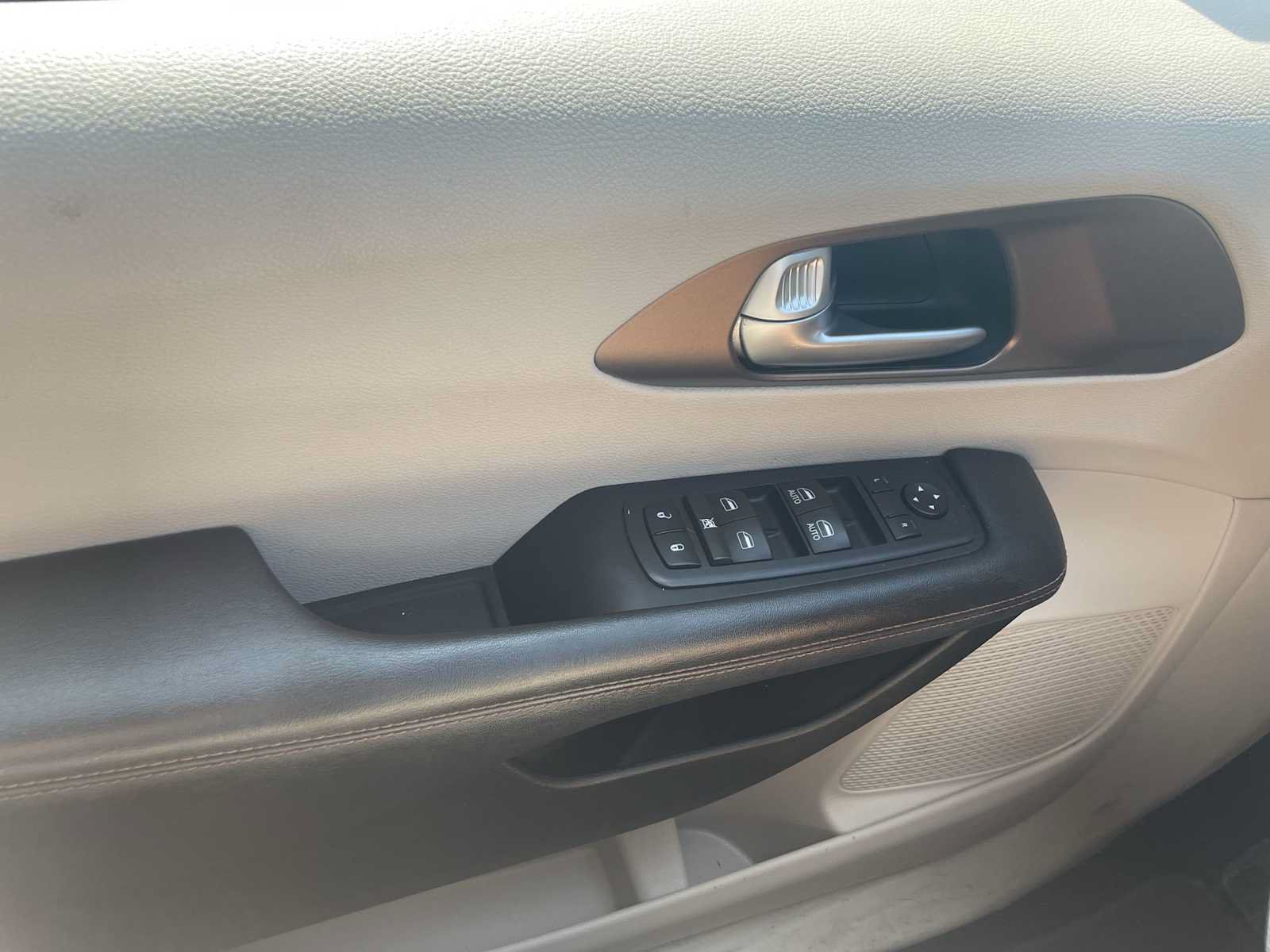 Used 2018 Chrysler Pacifica Touring Plus w/ Tire & Wheel Group FWD image 22