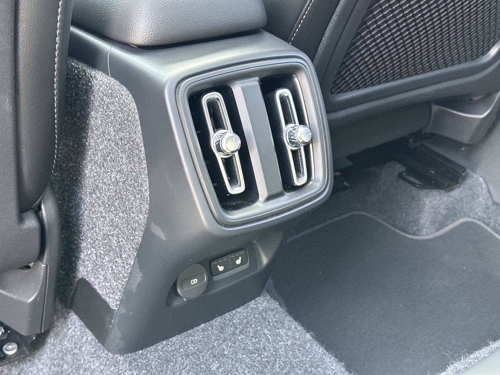 Used 2025 Volvo XC40 B5 Core w/ Climate Package image 22