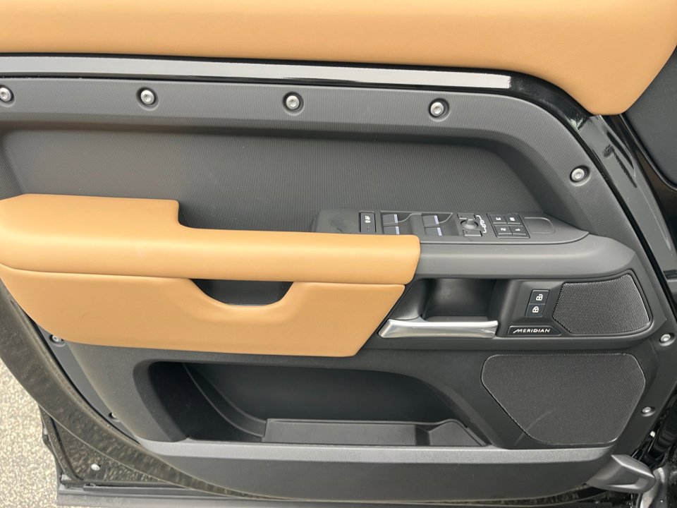 Used 2025 Land Rover Defender 110 S image 14