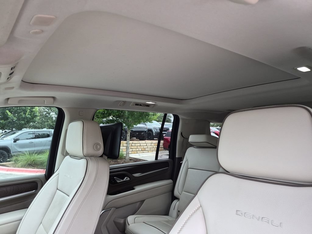 Used 2021 GMC Yukon XL Denali w/ Denali Premium Package AWD/4WD image 30