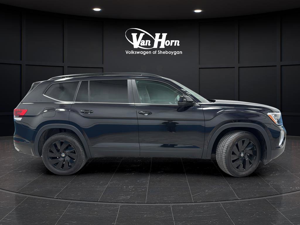 Used 2024 Volkswagen Atlas SE w/ Black Wheel Package image 2
