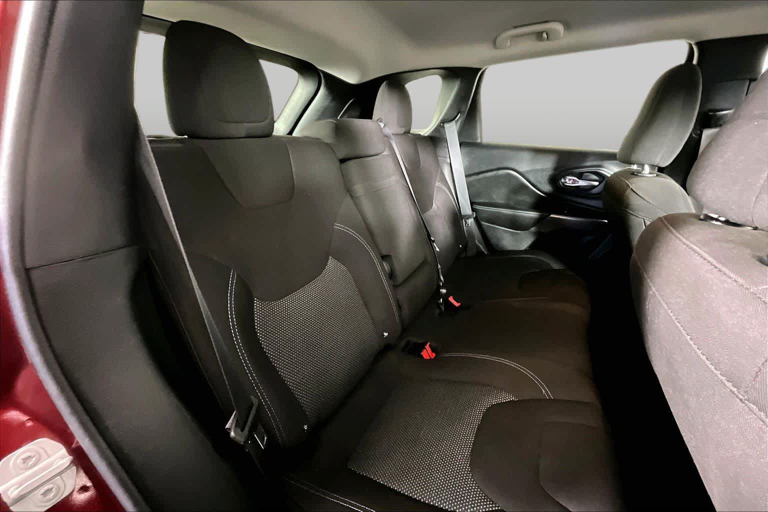 Used 2019 Jeep Cherokee Latitude w/ Popular Appearance Group FWD image 20