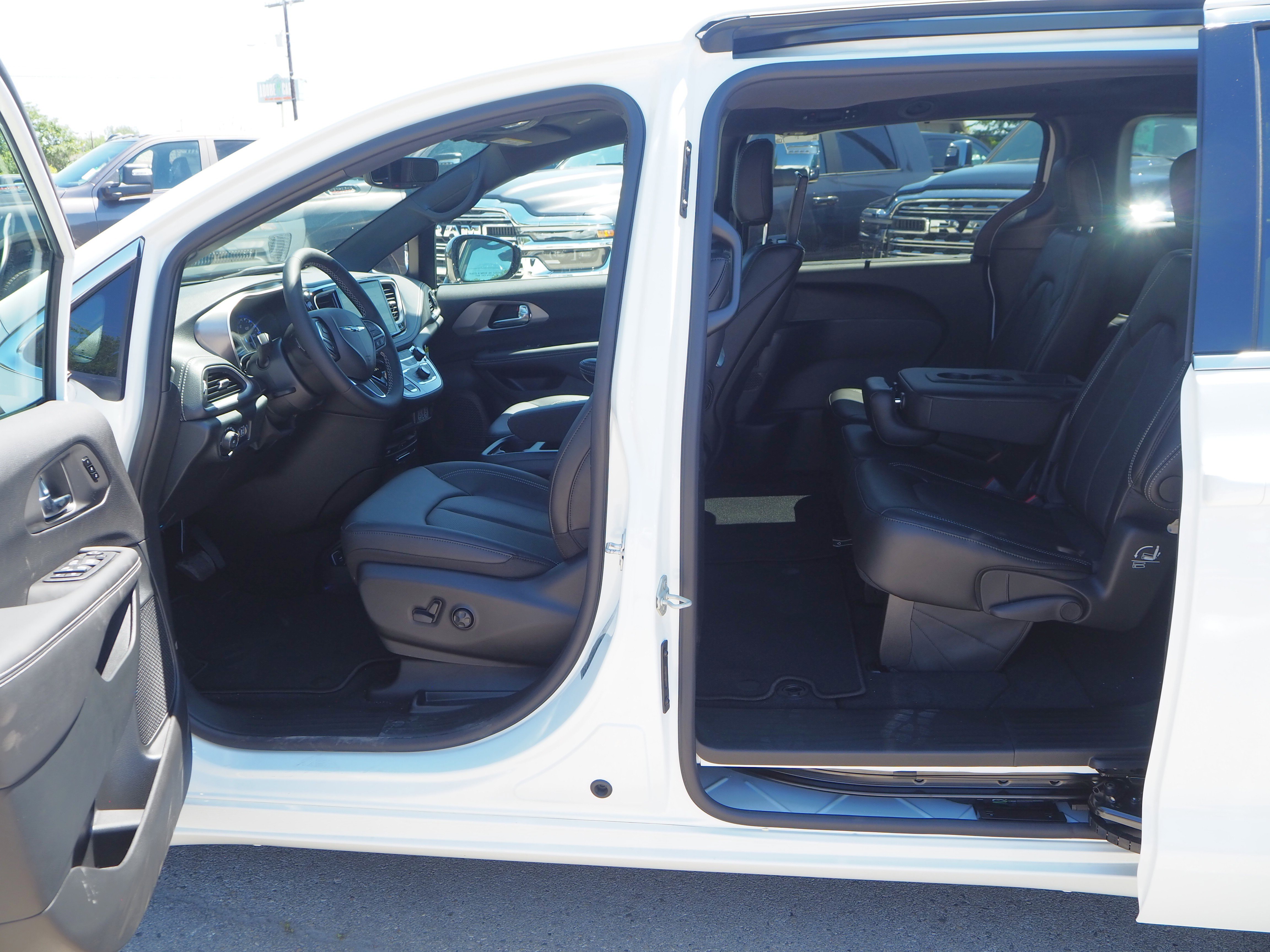 New 2025 Chrysler Pacifica Select w/ Uconnect Theater Family Group FWD image 13