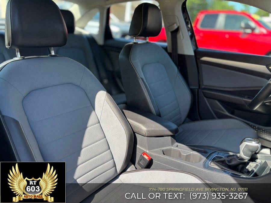 Used 2025 Volkswagen Jetta SE FWD image 12