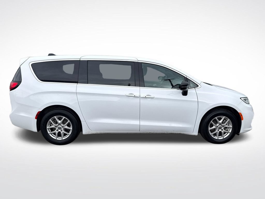 Used 2024 Chrysler Pacifica Touring FWD image 8