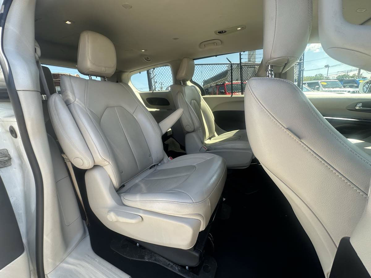 Used 2021 Chrysler Pacifica Touring-L FWD image 33
