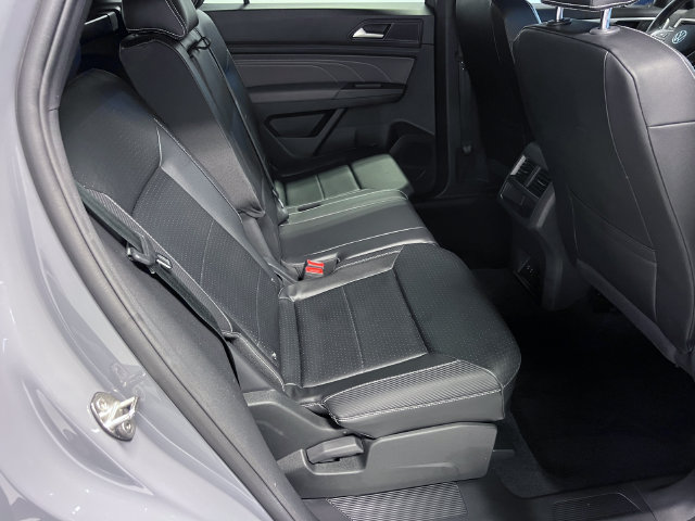 Certified 2022 Volkswagen Atlas Cross Sport SE w/ Panoramic Sunroof Package FWD image 13