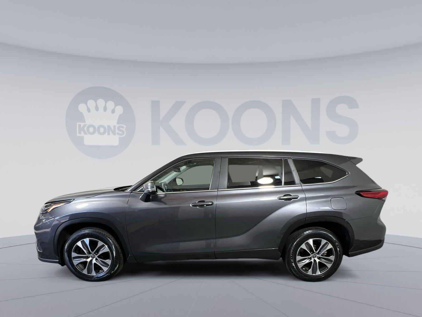 Used 2023 Toyota Highlander XLE FWD image 2