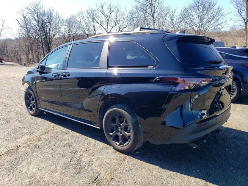 Used 2025 Toyota Sienna XLE Woodland Edition image 4