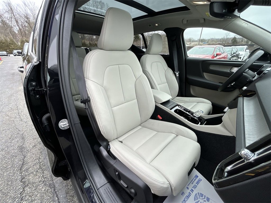 New 2025 Volvo XC40 B5 Plus w/ Climate Package image 15