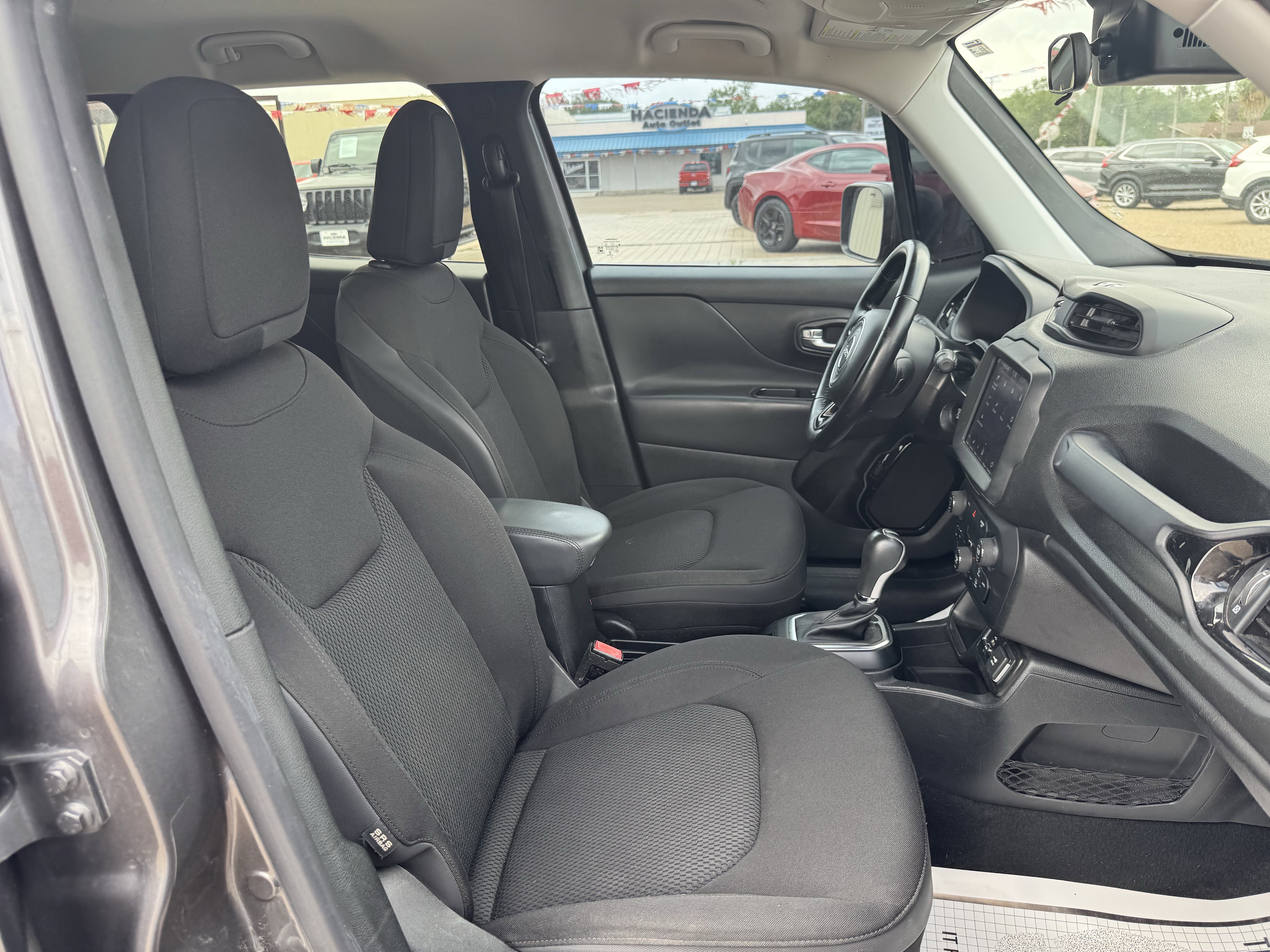 Used 2018 Jeep Renegade Altitude FWD image 35