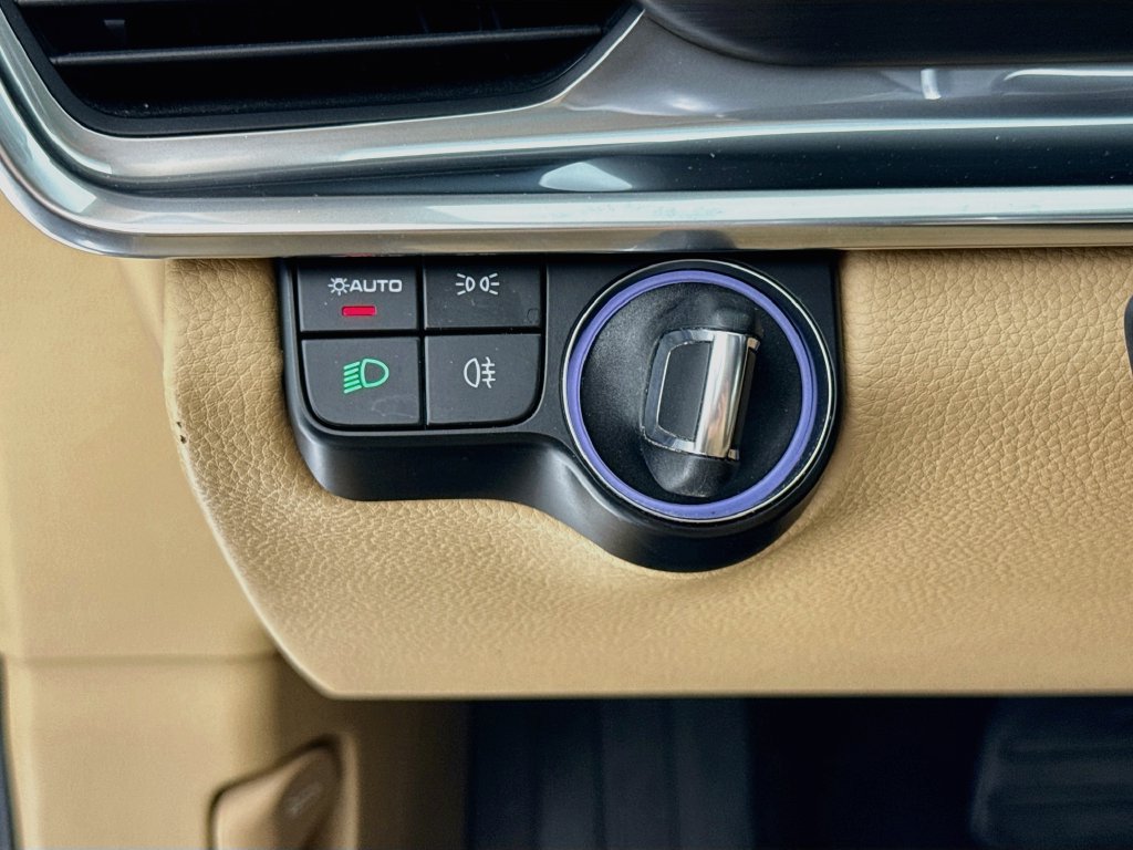 Certified 2023 Porsche Panamera image 14