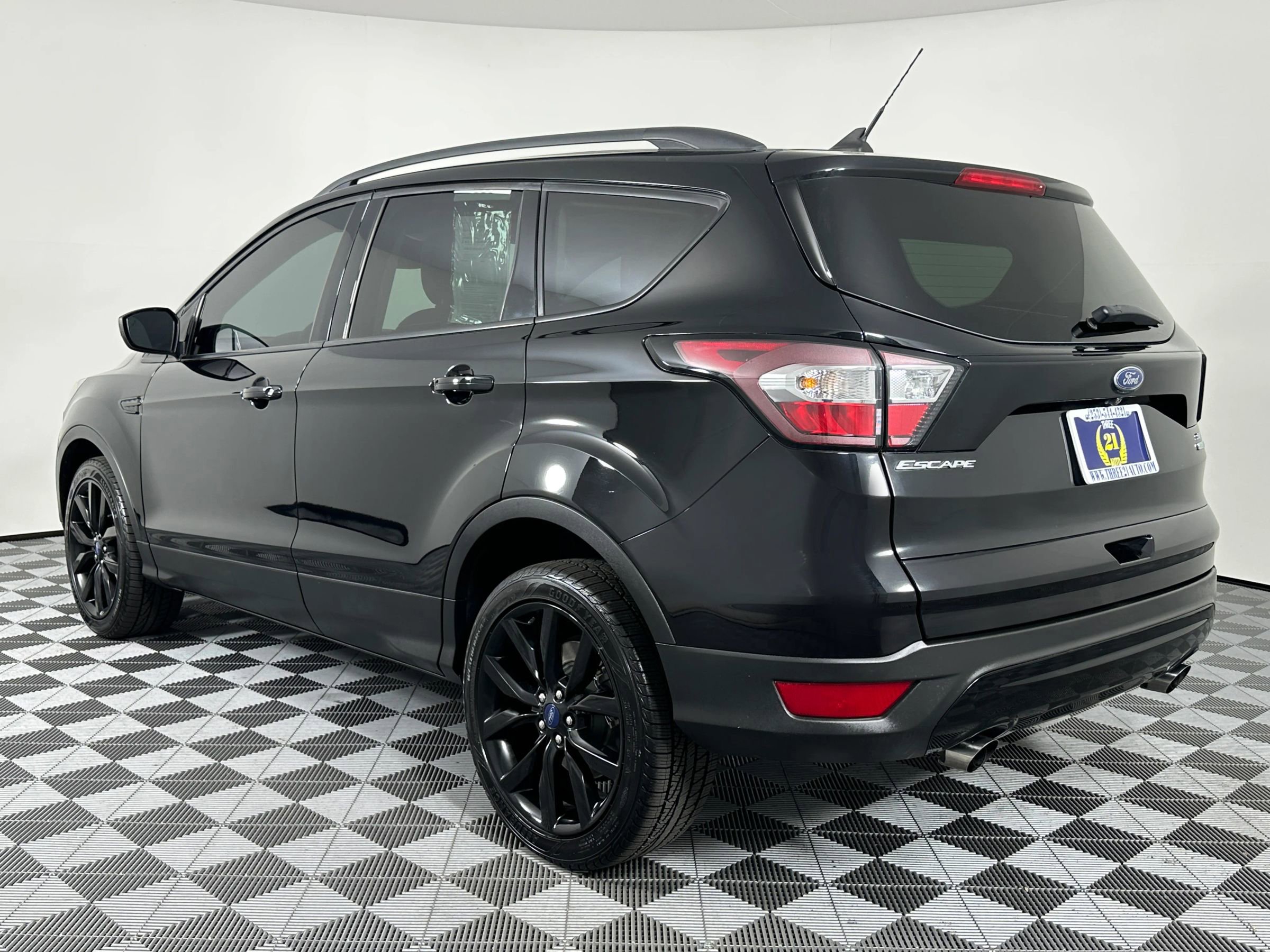 Used 2018 Ford Escape SE w/ Ford Safe & Smart Package AWD/4WD image 12