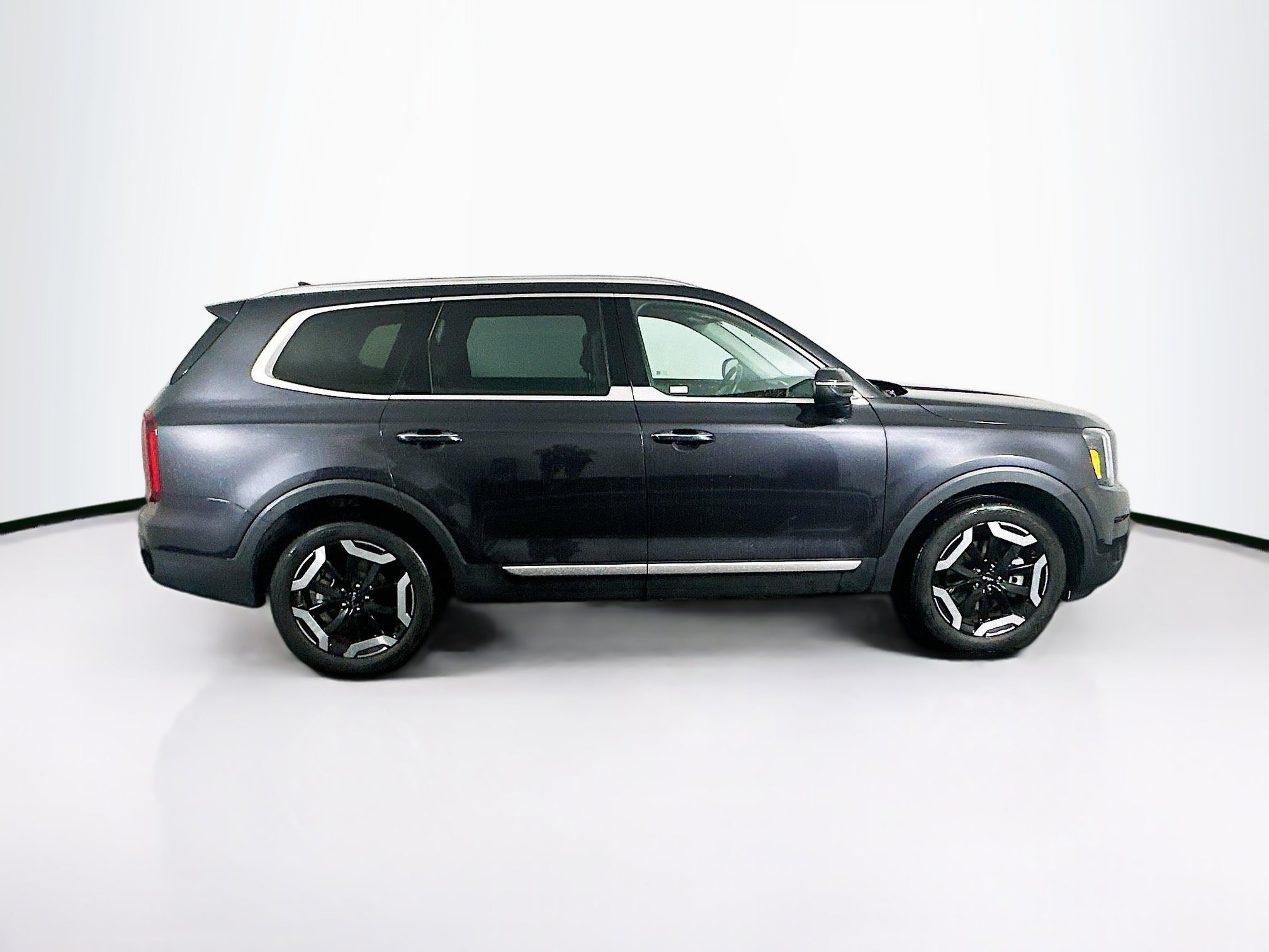 Used 2025 Kia Telluride S FWD image 10