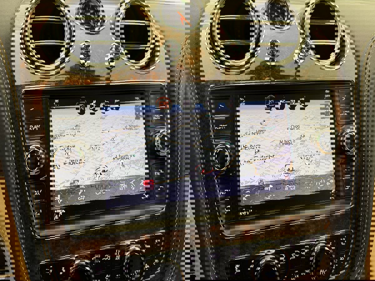 Used 2017 Bentley Bentayga image 21