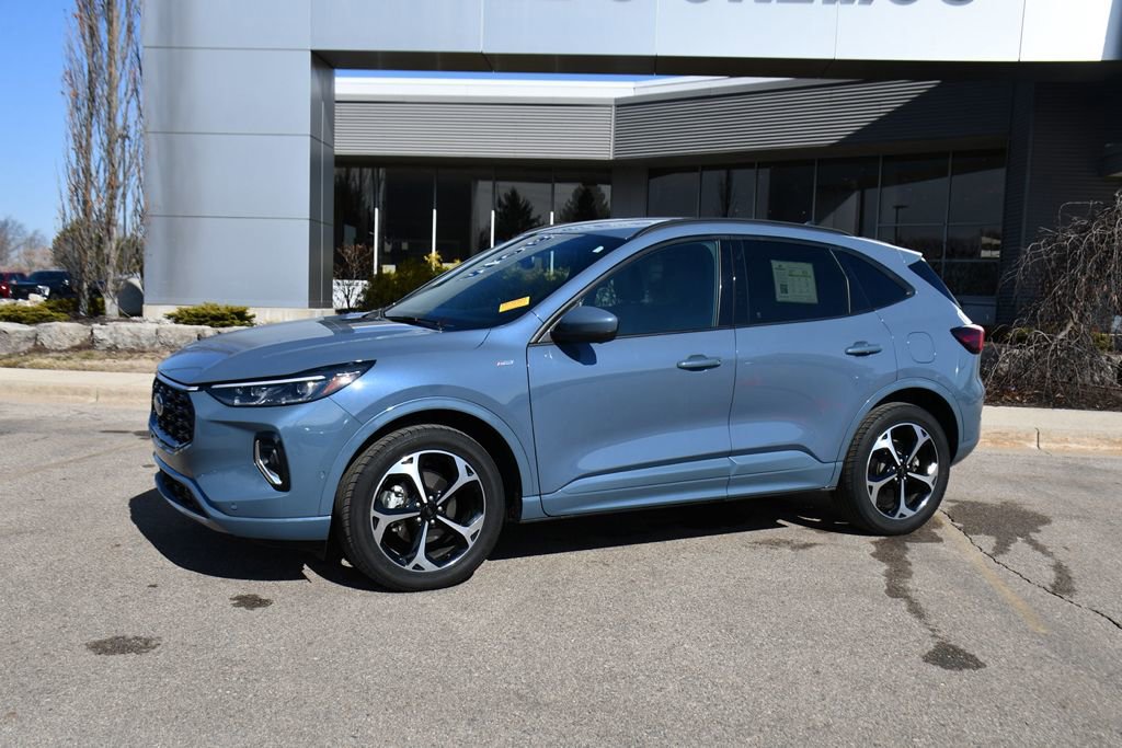 Used 2023 Ford Escape ST-Line Elite w/ Premium Technology Package image 2