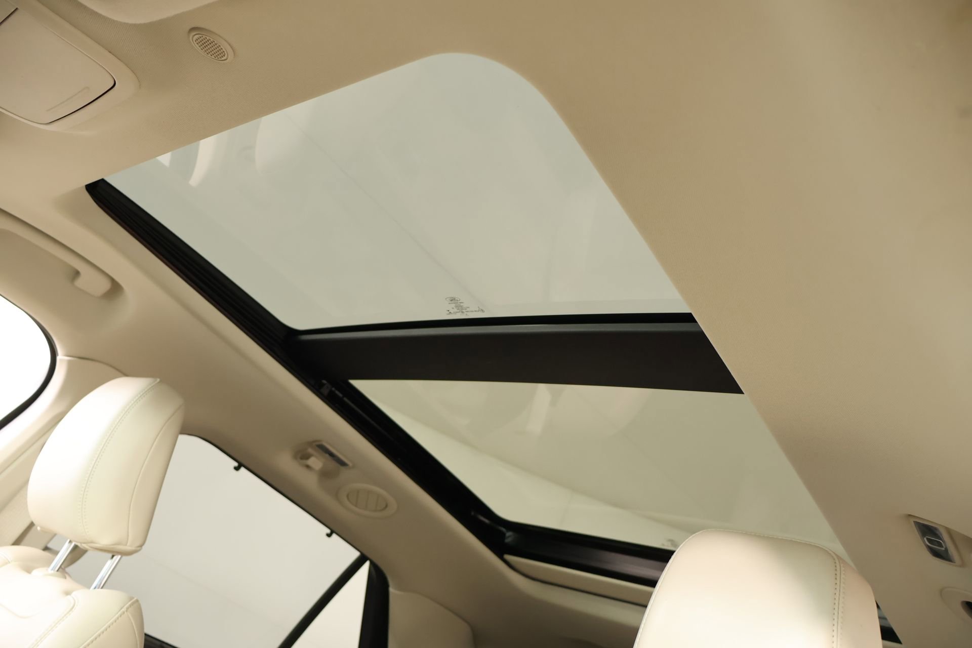 Used 2020 Ford Explorer Platinum w/ Premium Technology Package image 17