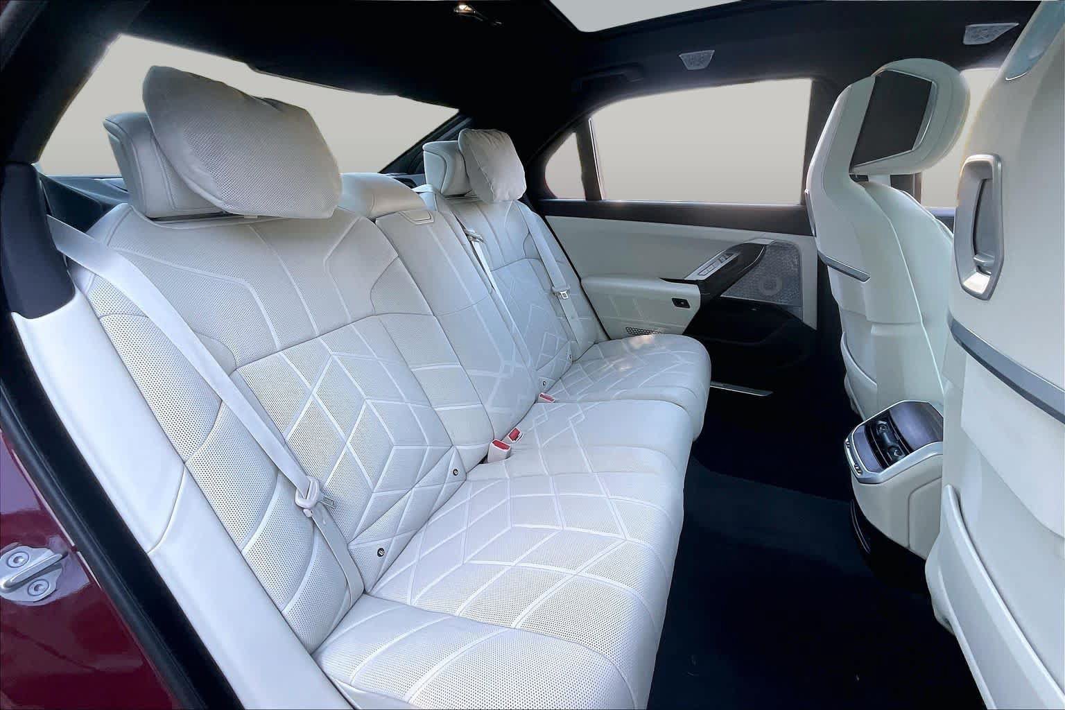 Used 2023 BMW i7 xDrive60 AWD/4WD image 19