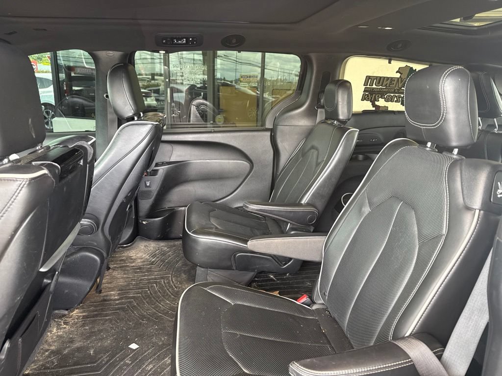 Used 2019 Chrysler Pacifica Limited w/ Advanced Safetytec Group FWD image 16