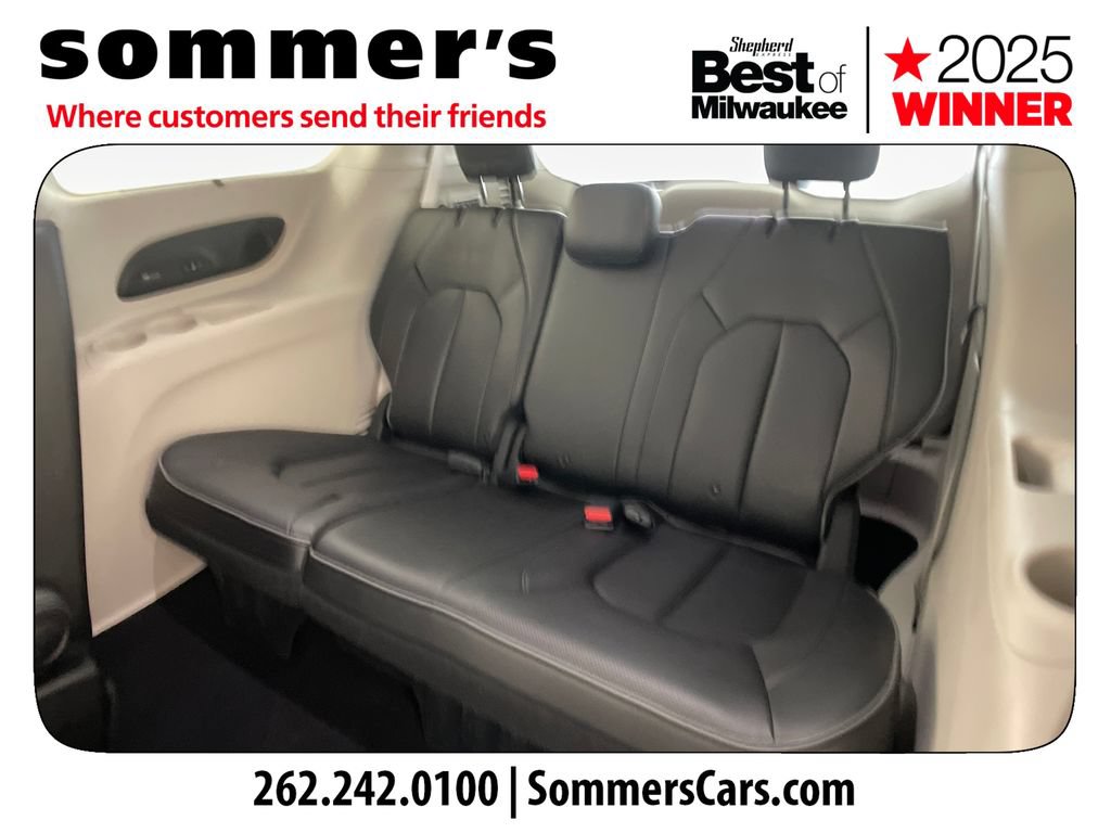 Used 2018 Chrysler Pacifica Limited w/ Tire & Wheel Group FWD image 27