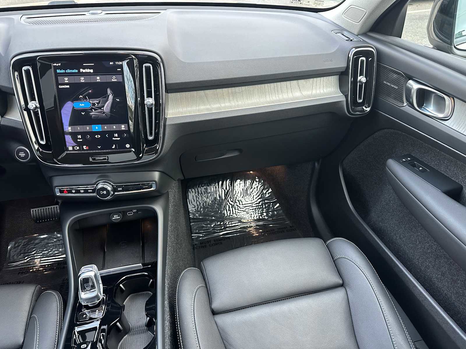 Used 2025 Volvo XC40 B5 Ultra w/ Climate Package image 18