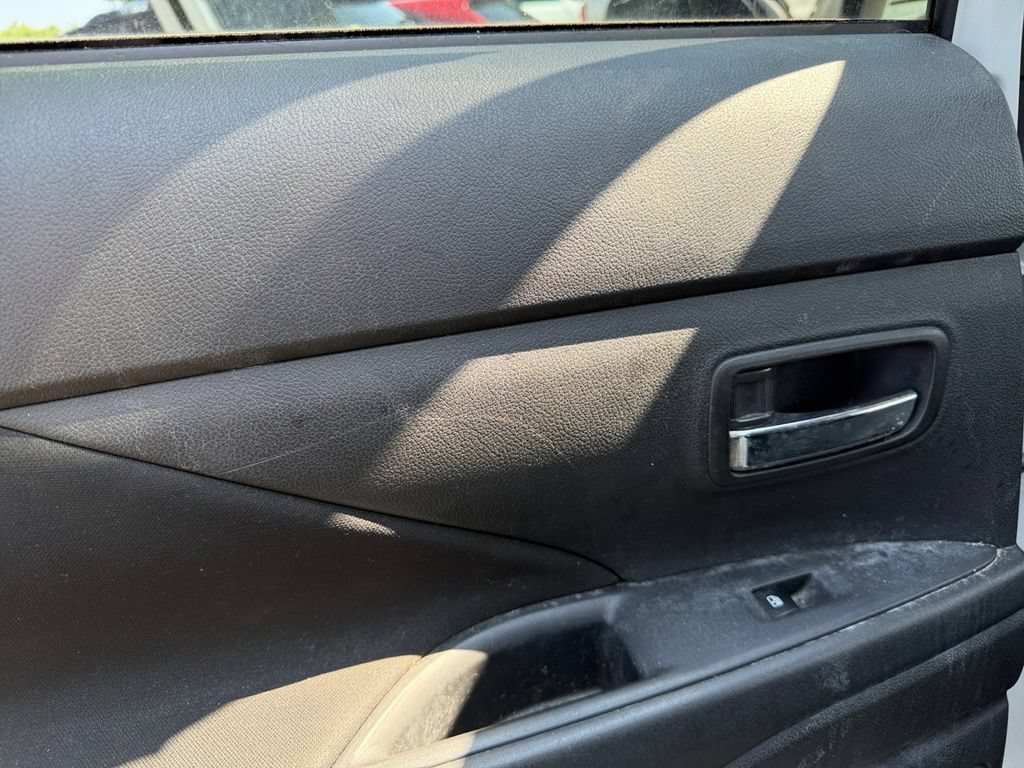 Used 2017 Mitsubishi Outlander SE FWD image 31
