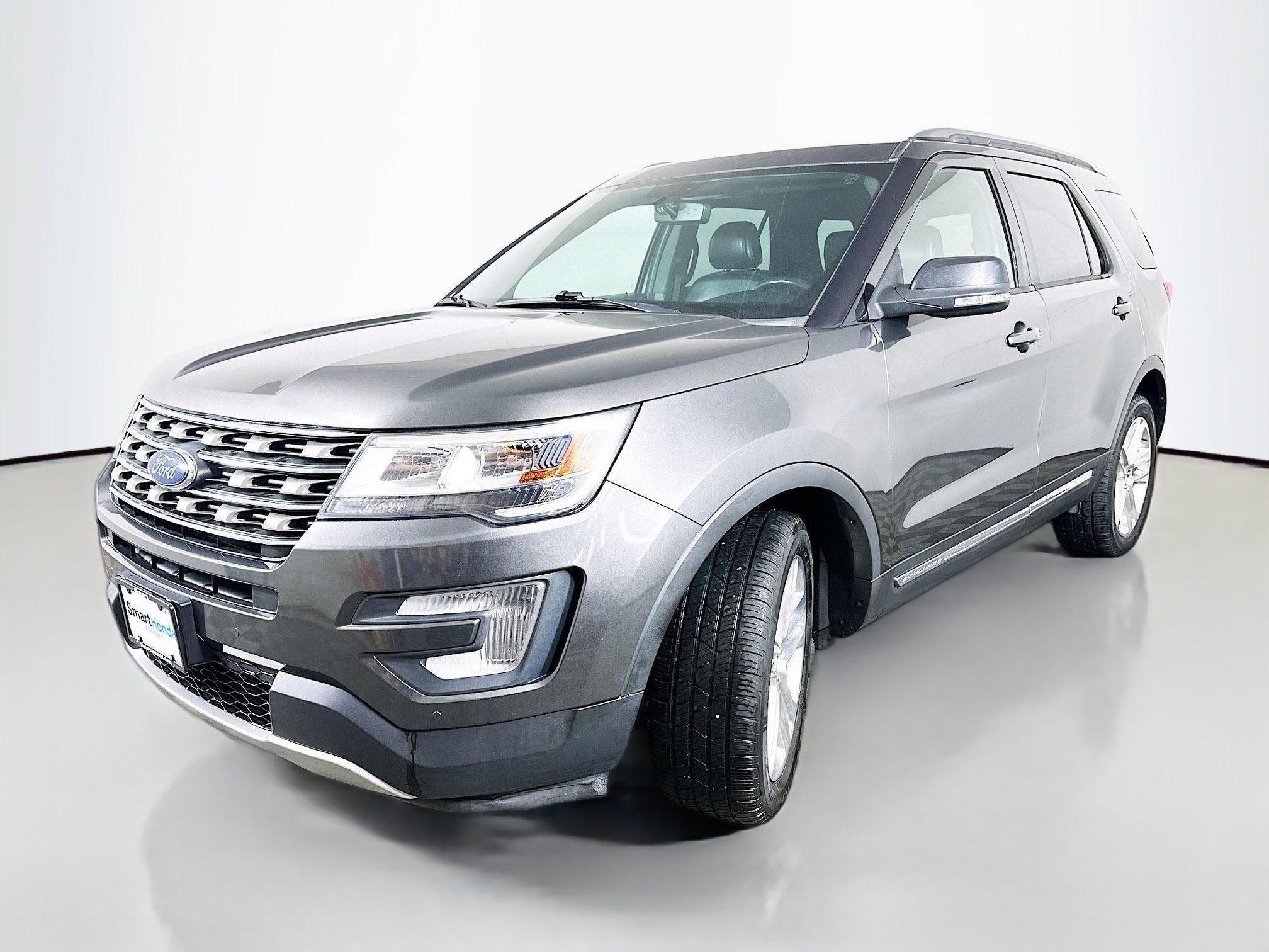 Used 2017 Ford Explorer XLT w/ Equipment Group 202A AWD/4WD image 3