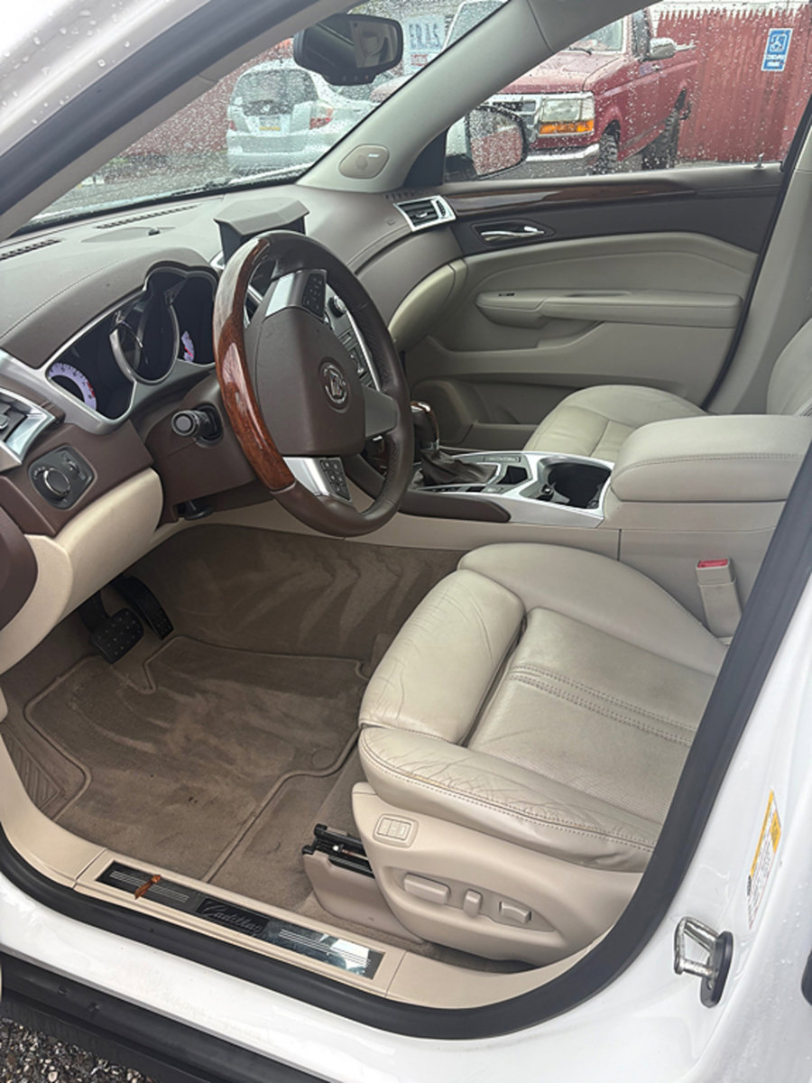 Used 2011 Cadillac SRX Luxury image 5