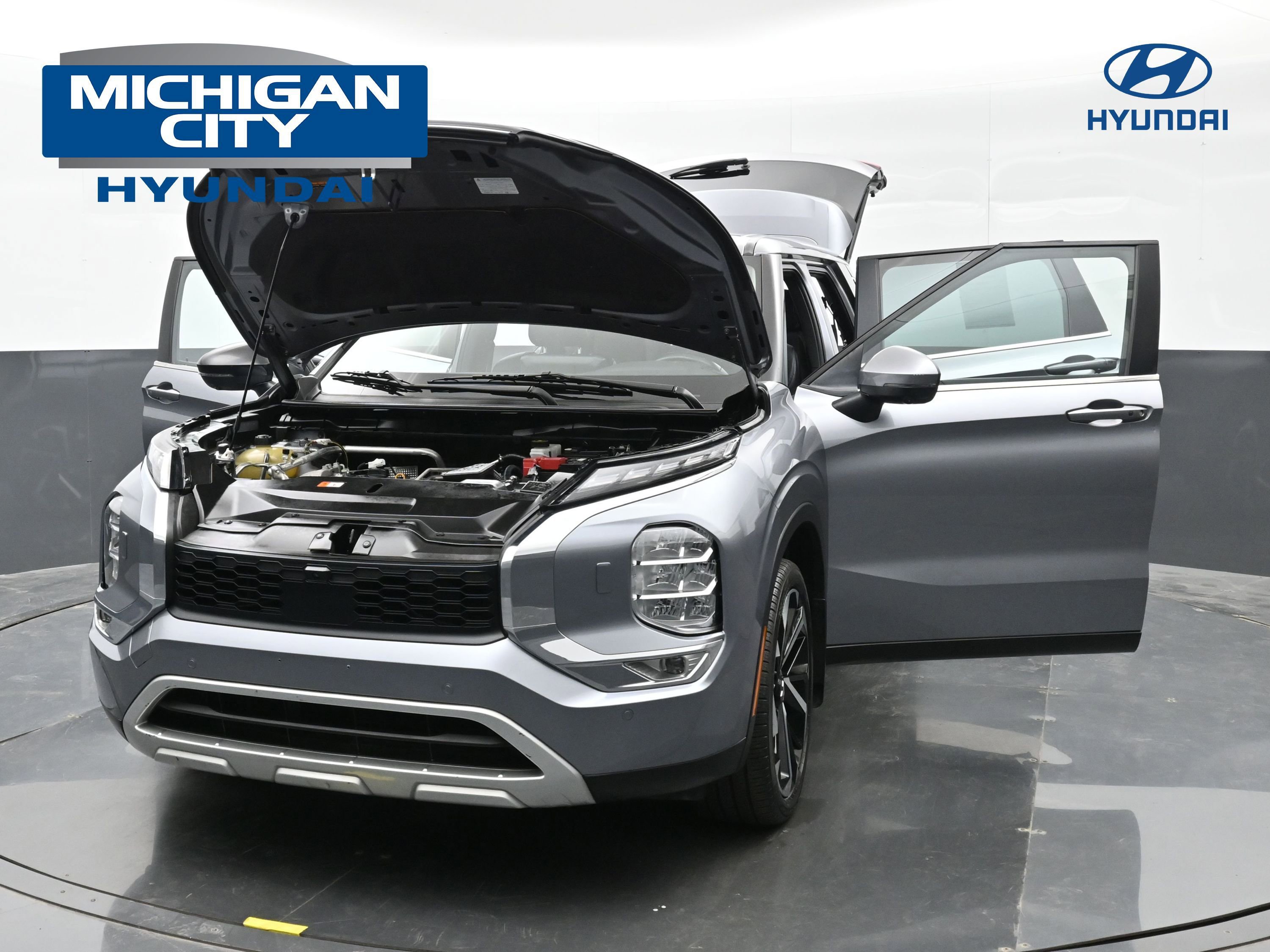 Used 2023 Mitsubishi Outlander SE image 1