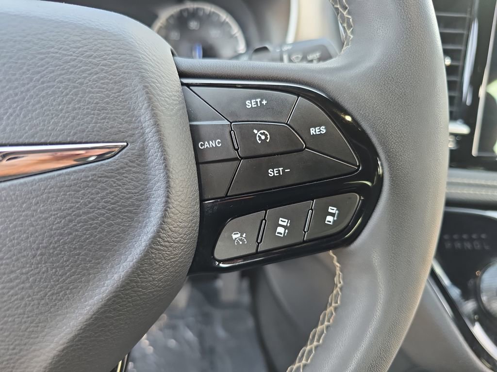 Used 2024 Chrysler Pacifica Touring FWD image 19