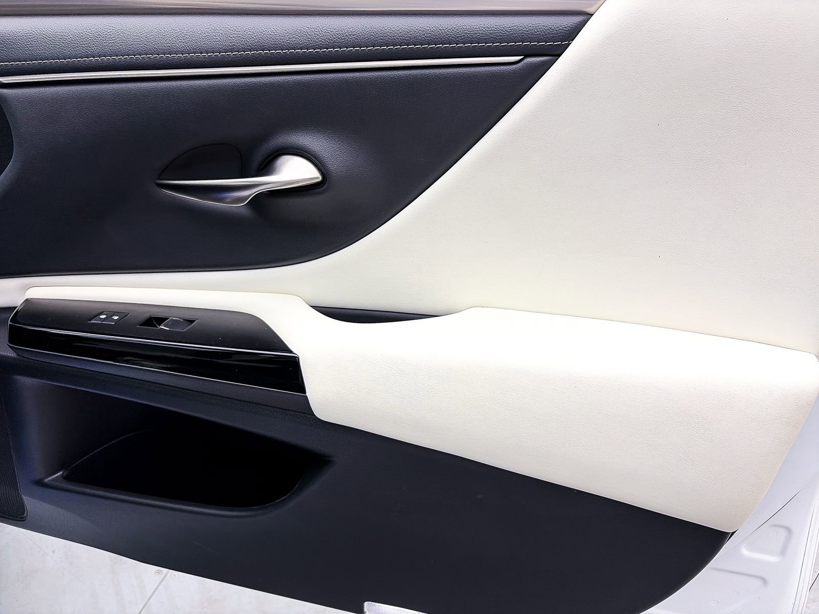Used 2023 Lexus ES 300h F Sport w/ Accessory Package (Z2) FWD image 41