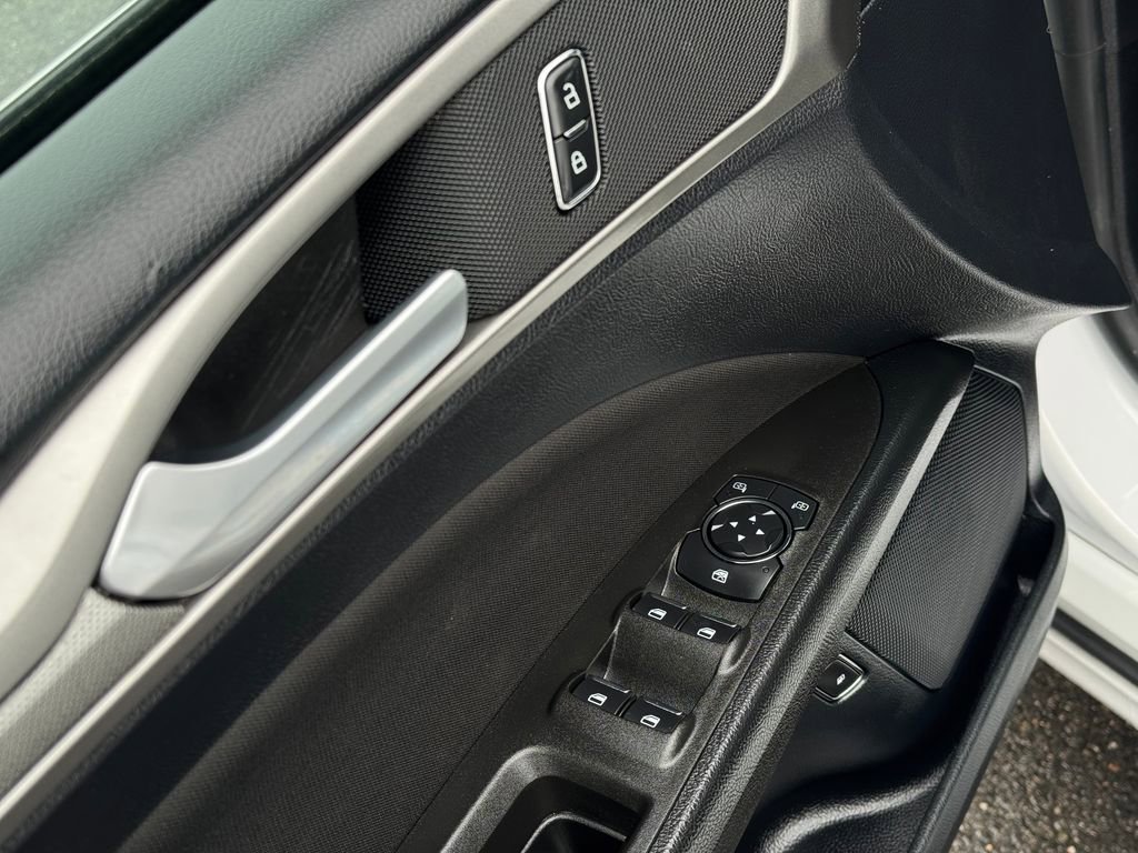 Used 2020 Ford Fusion SE image 19