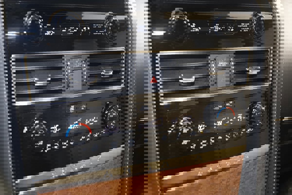 Used 2024 Nissan Armada SL w/ Captain's Chairs Package image 31