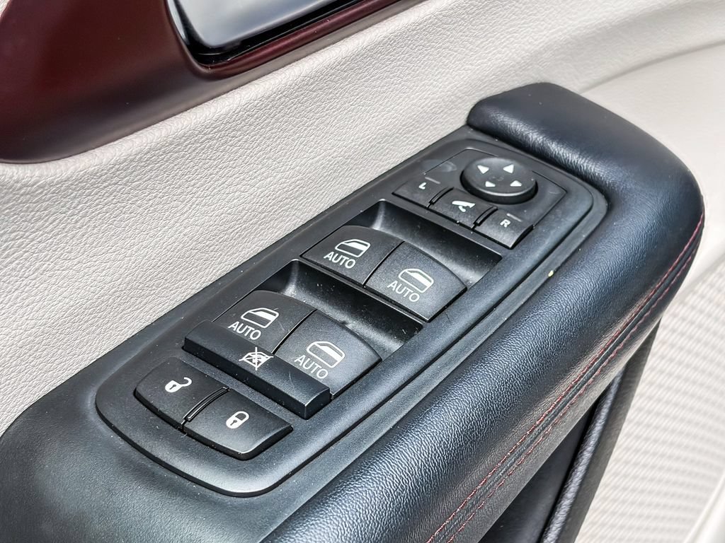 Used 2017 Chrysler Pacifica Limited w/ UConnect Theater Package FWD image 47