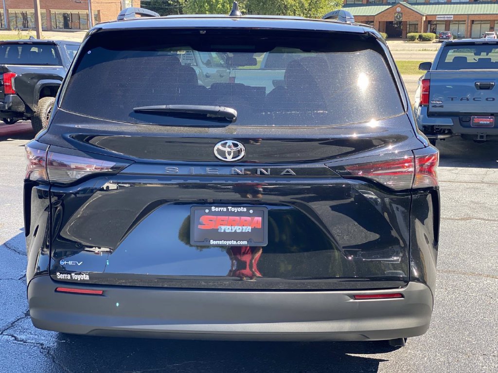 New 2026 Toyota Sienna LE FWD image 4