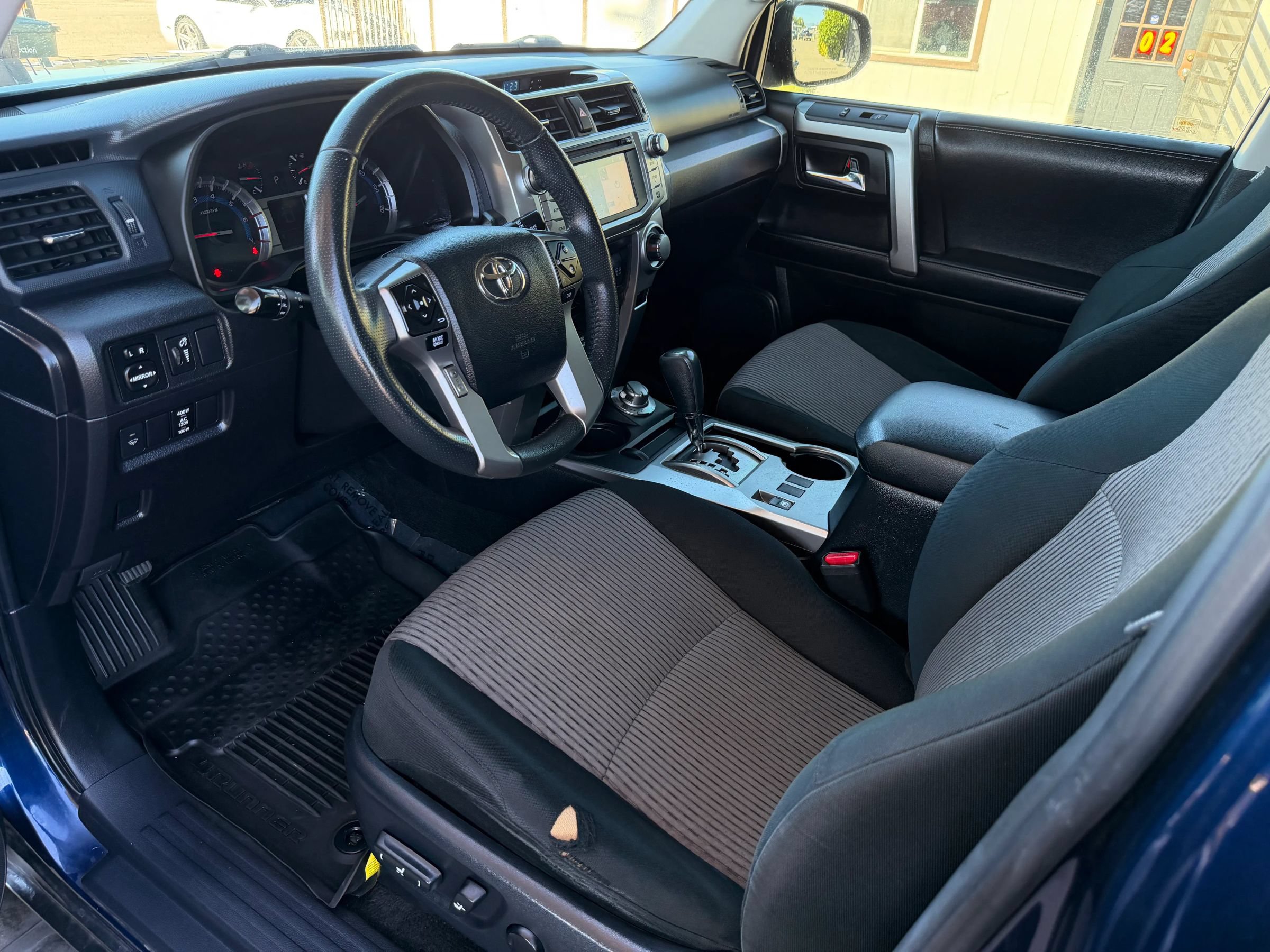 Used 2017 Toyota 4Runner SR5 AWD/4WD image 8