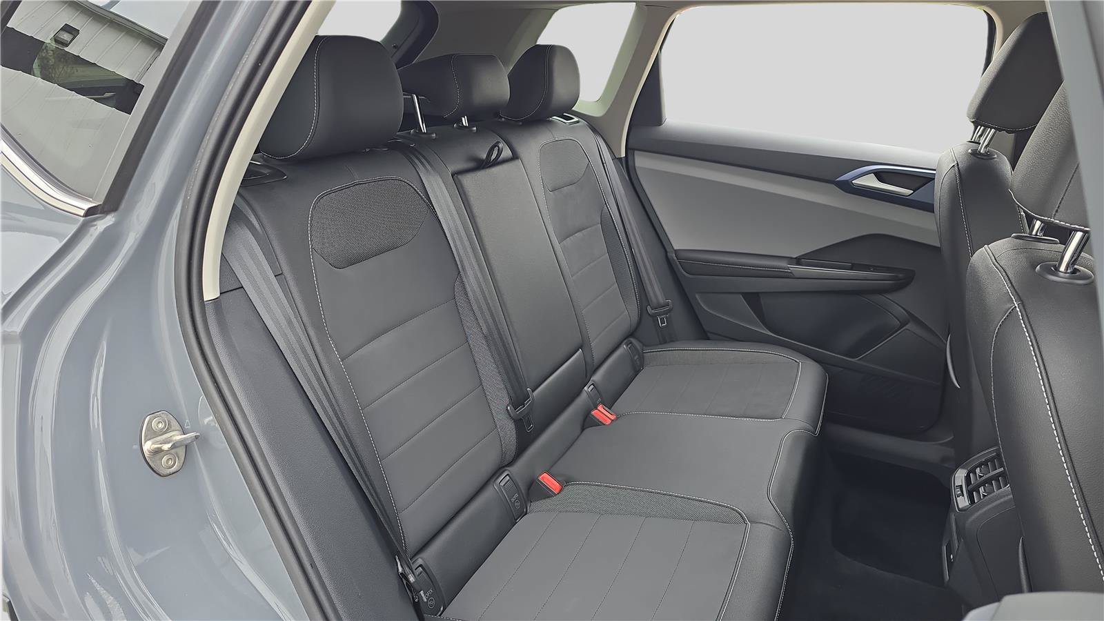 Used 2024 Volkswagen Taos SE w/ Panoramic Sunroof Package AWD/4WD image 17