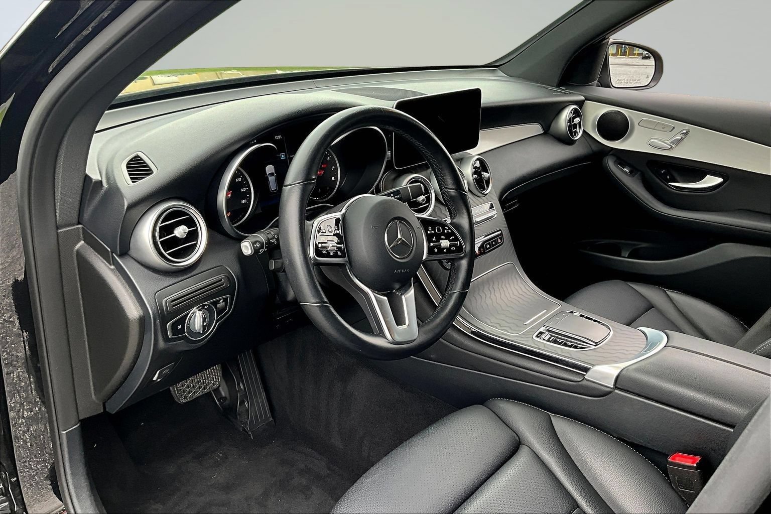 Used 2022 Mercedes-Benz GLC 300 w/ Premium Package Lite image 18