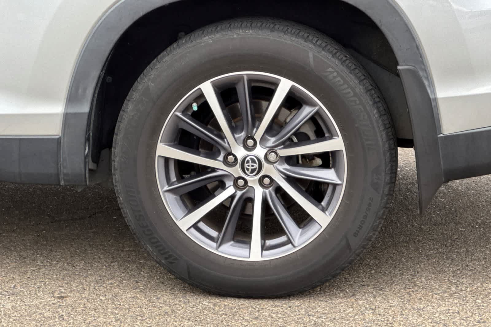 Used 2019 Toyota Highlander XLE AWD/4WD image 25