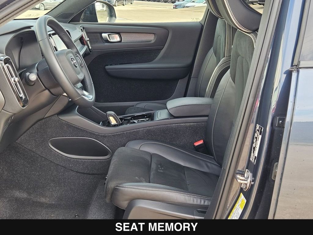 Used 2022 Volvo XC40 T5 R-Design w/ Climate Package image 11