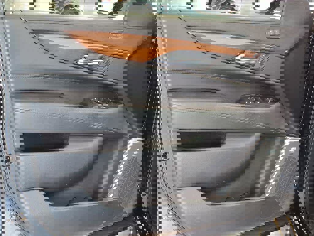 Used 2020 Cadillac Escalade Luxury w/ Escalade Sport Edition image 10