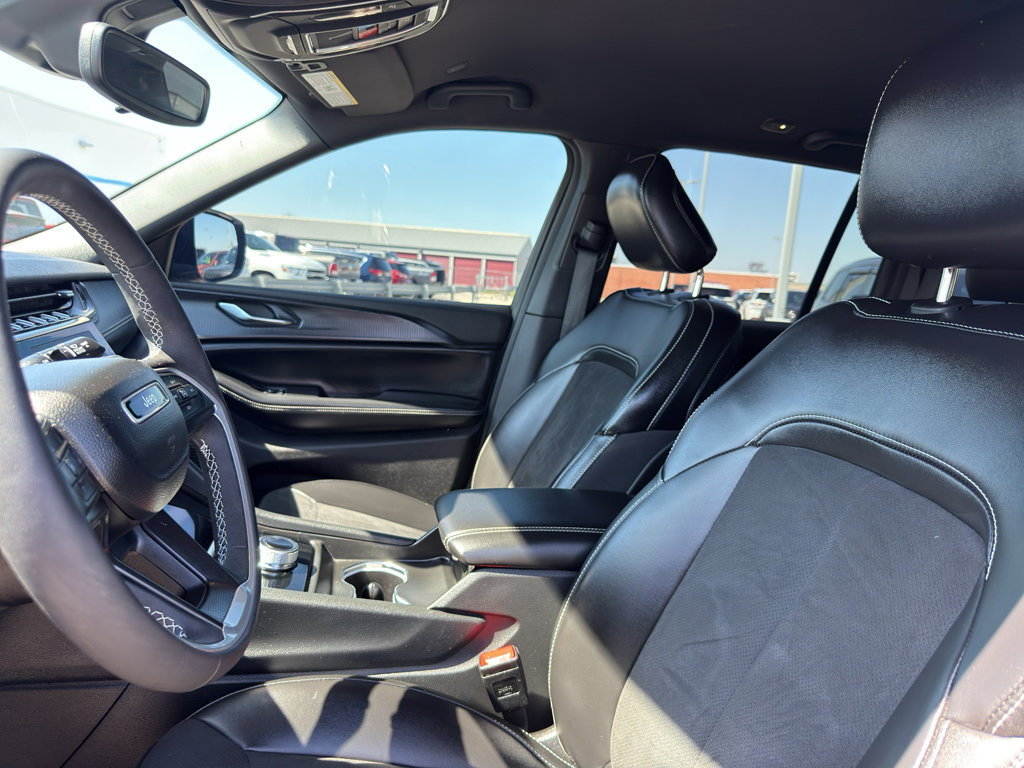 Used 2024 Jeep Grand Cherokee Altitude AWD/4WD image 25