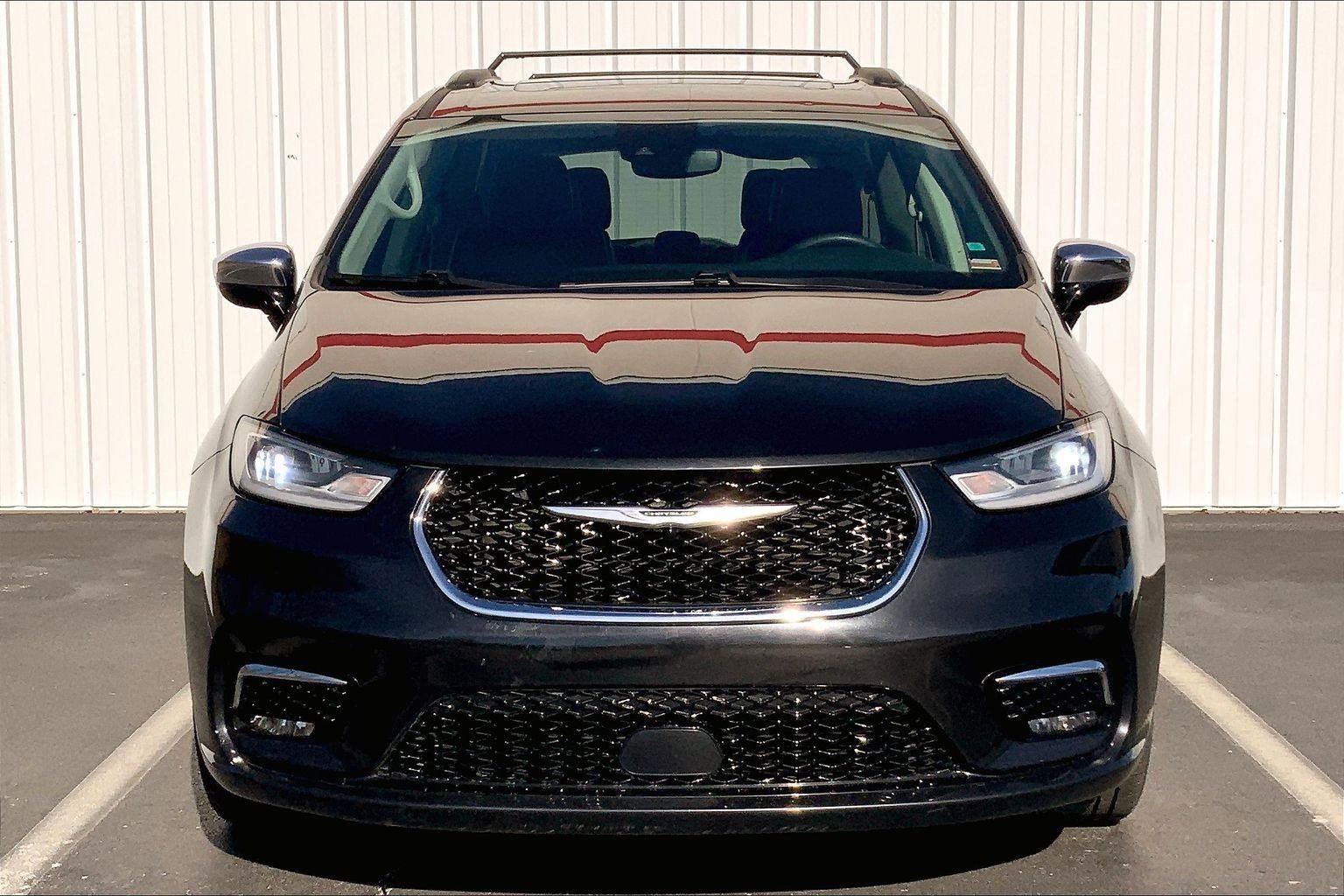 Used 2023 Chrysler Pacifica Limited image 2